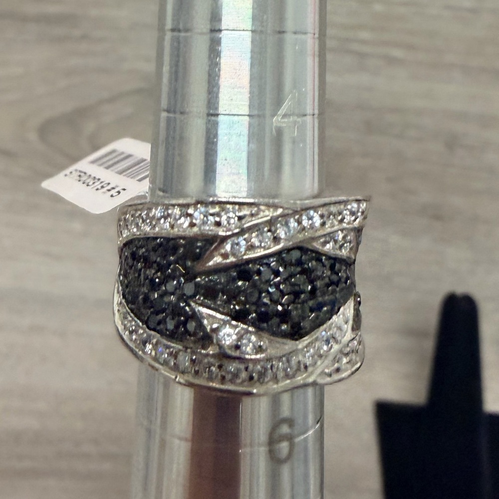 Elegant SterlingSilver and Black Women's Ring .925‎